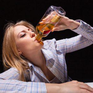 Женщина употребляет алкоголь