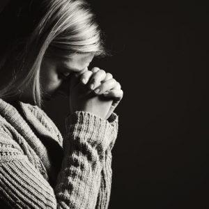 Женщина читает молитву