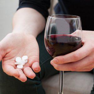 Алкогольная терапия: поможет ли вино справиться с простудой?